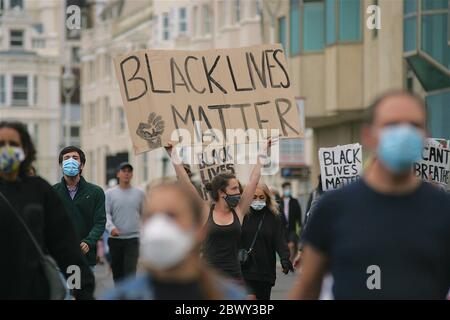 Brighton , UK, 03 giugno 2020, Black Lives Matters protesta, una marcia a Brighton che si batte per porre fine al razzismo si ferma fuori della stazione di polizia di Brighton. In solidarietà con le campagne negli Stati Uniti dopo la morte di George Floyd in custodia di polizia in Minnesota. Credit: Rupert Rivett/Alamy Live News Foto Stock