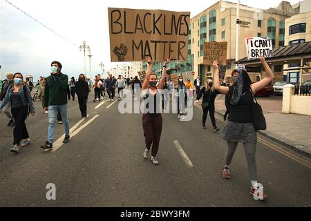 Brighton , UK, 03 giugno 2020, Black Lives Matters protesta, una marcia a Brighton che si batte per porre fine al razzismo si ferma fuori della stazione di polizia di Brighton. In solidarietà con le campagne negli Stati Uniti dopo la morte di George Floyd in custodia di polizia in Minnesota. Credit: Rupert Rivett/Alamy Live News Foto Stock
