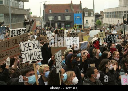 Brighton , UK, 03 giugno 2020, Black Lives Matters protesta, una marcia a Brighton che si batte per porre fine al razzismo si ferma fuori della stazione di polizia di Brighton. In solidarietà con le campagne negli Stati Uniti dopo la morte di George Floyd in custodia di polizia in Minnesota. Credit: Rupert Rivett/Alamy Live News Foto Stock