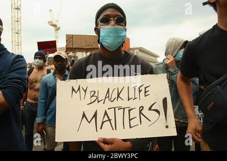Brighton , UK, 03 giugno 2020, Black Lives Matters protesta, una marcia a Brighton che si batte per porre fine al razzismo si ferma fuori della stazione di polizia di Brighton. In solidarietà con le campagne negli Stati Uniti dopo la morte di George Floyd in custodia di polizia in Minnesota. Credit: Rupert Rivett/Alamy Live News Foto Stock