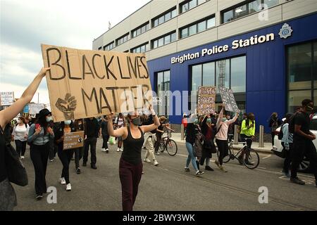 Brighton , UK, 03 giugno 2020, Black Lives Matters protesta, una marcia a Brighton che si batte per porre fine al razzismo si ferma fuori della stazione di polizia di Brighton. In solidarietà con le campagne negli Stati Uniti dopo la morte di George Floyd in custodia di polizia in Minnesota. Credit: Rupert Rivett/Alamy Live News Foto Stock