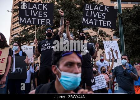 El Paso, Texas, Stati Uniti. 2 Giugno 2020. I manifestanti si riuniscono durante una protesta che chiede giustizia a George Floyd nel centro di El Paso. Credit: Joel Angel Juarez/ZUMA Wire/Alamy Live News Foto Stock
