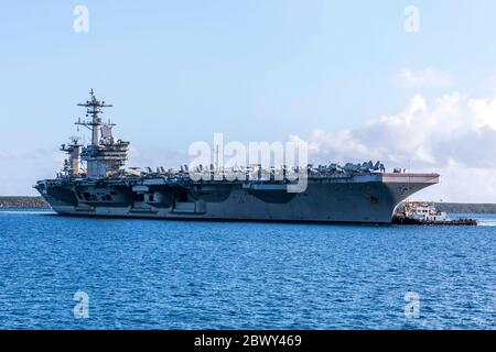 La portaerei della marina statunitense di classe Nimitz USS Theodore Roosevelt arriva alla base navale Guam il 3 giugno 2020 ad Apra Harbour, Guam. La nave ha completato le qualifiche del vettore in seguito ad una quarantena di equipaggio infetto da COVID ed è ora pronta per continuare lo schieramento alla settima flotta. Foto Stock
