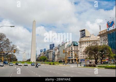 Avenida 9 de Julio con l'obelisco nel centro di Buenos Aires, Argentina. Foto Stock