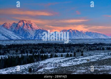 Guardando i colori dell'alba a Jackson Hole dal Teton View si affacciano sull'autostrada US 191 Foto Stock