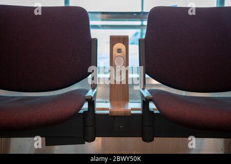 Sedie viola con presa di alimentazione USB standard gratuita o caricabatteria con slot per porta USB in aeroporto. Comfort di viaggio Foto Stock