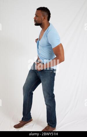 Uomo nero felice in camicia blu sorridente Foto Stock