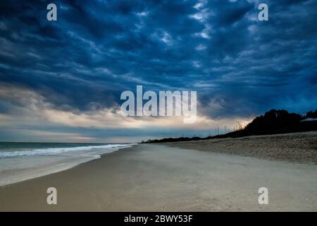 Cieli tempestosi sul fronte spiaggia di Melbourne Foto Stock