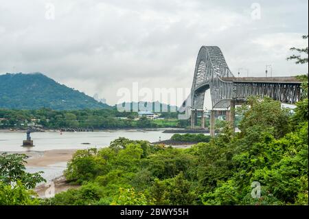 Il Ponte delle Americhe è un ponte stradale a Panama, che attraversa l'ingresso del Pacifico al canale di Panama e collega l'Amer Nord e Sud Foto Stock