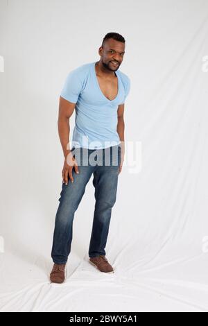 Uomo nero felice in camicia blu sorridente Foto Stock