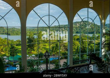 Vista della foresta pluviale dalla lobby del Gamboa Rainforest Resort vicino a Panama City, Panama. Foto Stock