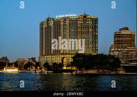 Il lussuoso Four Seasons Hotel a Garden City, il Cairo, una vista serale da una Felucca sul fiume Nilo Foto Stock