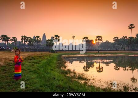 Bambino cambogiano all'alba a Angor Wat, Siem Reap, Cambogia. Foto Stock