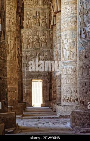 Dettagli dei geroglifici sulle pareti interne e sulle colonne del Tempio di Hathor, nel complesso del Tempio di Dendera Foto Stock