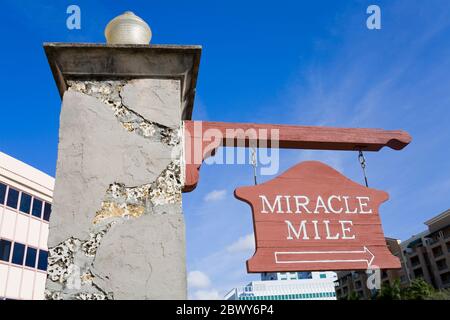 Miracle Mile sign in Coral Gables, Miami, Florida, Stati Uniti d'America Foto Stock