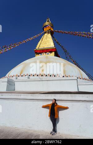 Essere un turista con Boudhanath Stupa a Kathmandu, Nepal Foto Stock