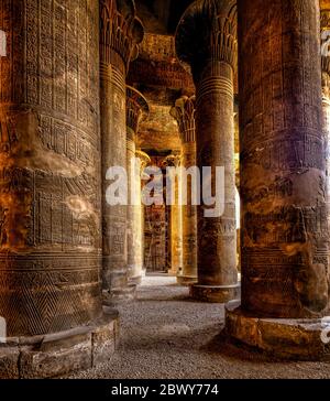 Sala ipostile del tempio Khnum a Esna, Egitto Foto Stock