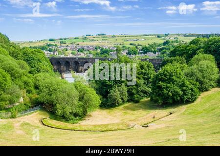 Il villaggio di Slaithwaite nella valle del Colne nello Yorkshire occidentale, Regno Unito Foto Stock