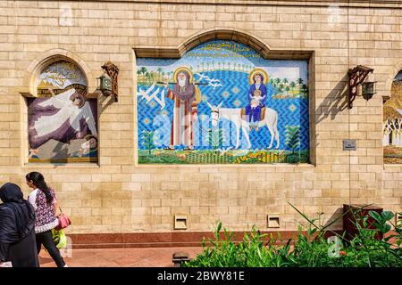 Mosaico nel cortile della Chiesa impigliata del Cairo, raffigurante la Sacra Famiglia in Egitto Foto Stock