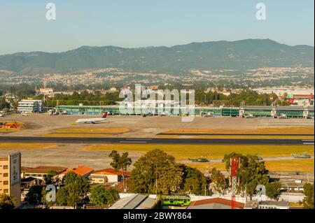 Vista dell'aeroporto internazionale la Aurora di Città del Guatemala. Foto Stock