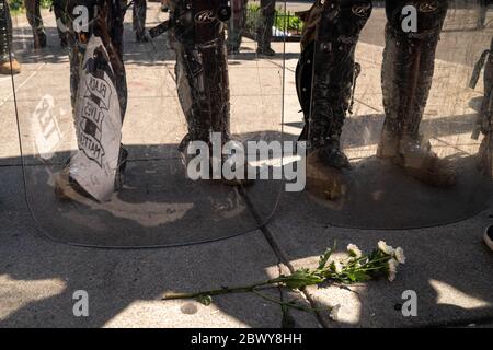 Washington, Stati Uniti. 03 giugno 2020. Il riflesso di un segno della materia nera delle vite è visto in uno scudo di polizia UNA veglia di pace è tenuta una chiesa di San Giovanni vicino alla Casa Bianca a Washington, DC mercoledì 3 giugno 2020. Attivisti a livello nazionale hanno sfidato i malfeuda in alcune delle città più grandi, a fine lunedì e all'inizio di martedì, poche ore dopo il presidente Donald Trump ha minacciato di inviare l'esercito americano in città che non controllano le manifestazioni violente. Foto di Ken Cedeno/UPI Credit: UPI/Alamy Live News Foto Stock