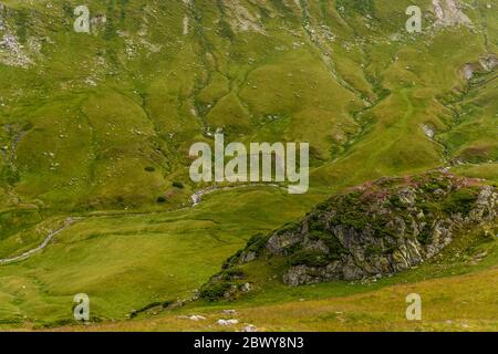 Splendida formazione rocciosa nelle montagne e valli del Parang - vista dalla strada Transalpina in Romania - la strada di montagna più alta Foto Stock
