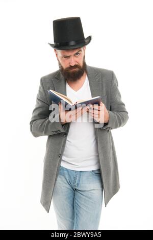 Persona artistica. Artista di talento. Uomo bearded leggere libro isolato su bianco. Lettura di poesia. Libro ispirato. Insegnante di letteratura. Negozio di libri. Storia interessante. Guy vestito classico leggere libro. Foto Stock