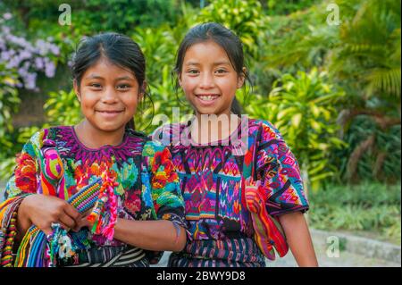 Due ragazze maya in abbigliamento tradizionale nella città di Panajachel sul lago Atitlan, nelle Highlands guatemalteche sudoccidentali, Guatemala. Foto Stock