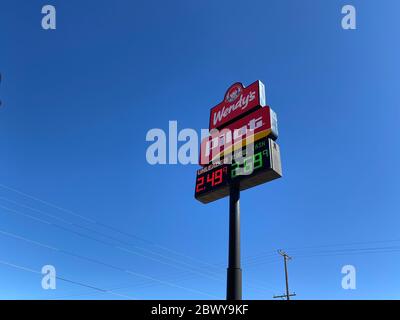 Van Horn, TX/USA - 24/02/20: Stazione di servizio di arresto del camion pilota a Van Horn, Texas. Foto Stock