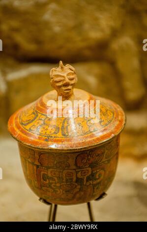 Ceramica Maya nel Museo Archeologico presso la passeggiata dei musei della Casa Santo Domingo nella città di Antigua, negli altopiani del Guatemala. Foto Stock