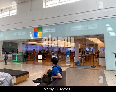 Orlando, FL/USA-2/17/20: Il negozio Microsoft al Millenia Mall di Orlando, Florida. Foto Stock