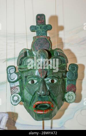 Un artefatto di Giada Maya alla Casa del Jade (Museo della Giada) ad Antigua, Guatemala. Foto Stock