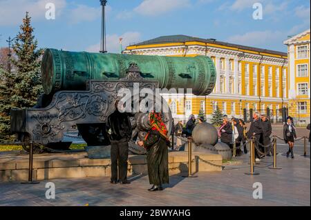 Il cannone dello zar è un grande pezzo di artiglieria del periodo in anticipo moderno esposto sui terreni del Cremlino di Mosca, Russia. Foto Stock