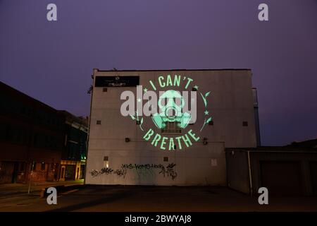 Birmingham, Regno Unito. 3 maggio 2020. Una proiezione in stile graffiti dell'artista di strada Mohammed Ali aerosol che afferma 'non posso respirare' con una maschera a gas si trova sul lato di un edificio a Digbeth, Birmingham, Regno Unito. Gli altri graffiti dipinti del signor Ali dello stesso argomento delle parole di George Floyd sono stati accidentalmente rimossi dal Consiglio di Birmingham. Credit: Peter Lopeman/Alamy Live News Foto Stock