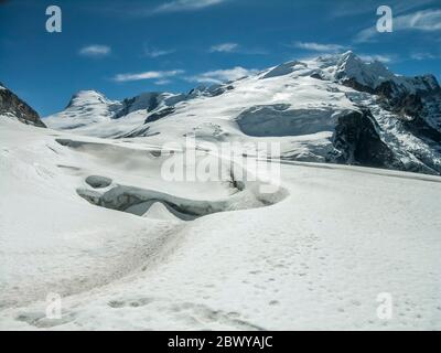 Nepal. Trekking a Mera Peak. Ampio scenario glaciale attraverso il ghiacciaio Mera guardando in direzione della cupola della neve sommitale e la cima del Mera Peak a 676m. Foto Stock