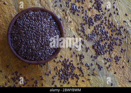 alcuni semi di chia su un tavolo giallo. cibo sano Foto Stock