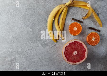 arancio con kaffir lime tiglio di erbe frutta cerchiata su piastrella di sfondo Foto Stock