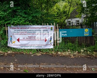 Glasgow, Scozia, Regno Unito. 3 giugno 2020: Un poster di Coronavirus (COVID-19) all'esterno di un parco pubblico di Glasgow. Foto Stock