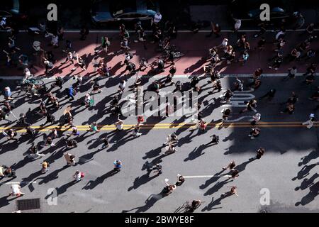 New York City, New York, Stati Uniti. 3 Giugno 2020. 3 Giugno 2020. I manifestanti marciano in risposta alla morte di George Floyd afroamericano, mentre si trovano nella custodia della polizia di Minneapolis, e a sostegno del movimento Black Lives Matter oggi sulla West 23rd Street nel quartiere Chelsea di Manhattan. Dalla morte dei Floyds la settimana scorsa, si sono manifestate proteste a livello nazionale. Credit: Adam Stoltman/Alamy Live News Foto Stock