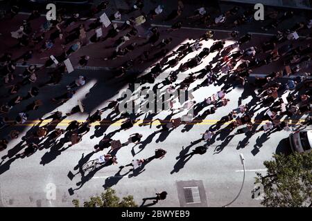 New York City, New York, Stati Uniti. 3 Giugno 2020. 3 Giugno 2020. I manifestanti marciano in risposta alla morte di George Floyd afroamericano, mentre si trovano nella custodia della polizia di Minneapolis, e a sostegno del movimento Black Lives Matter oggi sulla West 23rd Street nel quartiere Chelsea di Manhattan. Dalla morte dei Floyds la settimana scorsa, si sono manifestate proteste a livello nazionale. Credit: Adam Stoltman/Alamy Live News Foto Stock