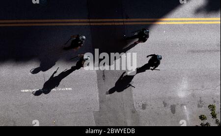 New York City, New York, Stati Uniti. 3 Giugno 2020. 3 Giugno 2020. Gli ufficiali di polizia seguono i manifestanti che marciano in risposta alla morte di George Floyd afroamericano, mentre si trovano nella custodia della polizia di Minneapolis, e a sostegno del movimento Black Lives Matter oggi sulla West 23rd Street nel quartiere Chelsea di Manhattan. Dalla morte dei Floyds, avvenuta la settimana scorsa, si sono manifestate proteste a livello nazionale che hanno sollevato questioni sulle tattiche della polizia in risposta e in relazione agli afroamericani. Credit: Adam Stoltman/Alamy Live News Foto Stock