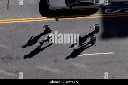 New York City, New York, Stati Uniti. 3 Giugno 2020. 3 Giugno 2020. Gli ufficiali di polizia seguono i manifestanti che marciano in risposta alla morte di George Floyd afroamericano, mentre si trovano nella custodia della polizia di Minneapolis, e a sostegno del movimento Black Lives Matter oggi sulla West 23rd Street nel quartiere Chelsea di Manhattan. Dalla morte dei Floyds, avvenuta la settimana scorsa, si sono manifestate proteste a livello nazionale che hanno sollevato questioni sulle tattiche della polizia in risposta e in relazione agli afroamericani. Credit: Adam Stoltman/Alamy Live News Foto Stock