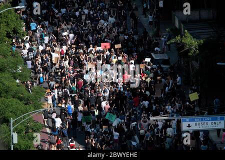 New York City, New York, Stati Uniti. 3 Giugno 2020. 3 Giugno 2020. I manifestanti marciano in risposta alla morte di George Floyd afroamericano, mentre si trovano nella custodia della polizia di Minneapolis, e a sostegno del movimento Black Lives Matter oggi sulla West 23rd Street nel quartiere Chelsea di Manhattan. Dalla morte dei Floyds la settimana scorsa, si sono manifestate proteste a livello nazionale. Credit: Adam Stoltman/Alamy Live News Foto Stock
