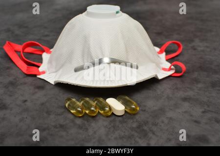 Capsule di olio di pesce con omega 3 e vitamina D, calciato e magnesio, maschera protettiva, respiratore. Rafforzare l'immunità e il concep anti-coronavirus Foto Stock