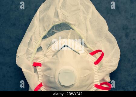 Tuta medica con maschera protettiva o respiratore. Concetto anti coronavirus e virus. Foto Stock