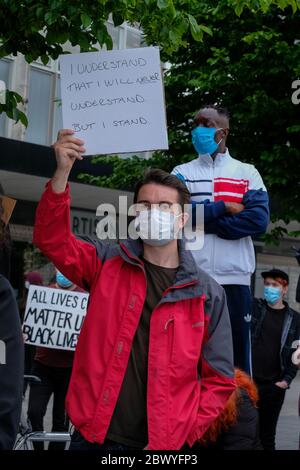 Southampton, Hampshire, Regno Unito. 3 Giugno 2020 . Folla di persone che indossano maschere e portano cartelli presso la guildhall a sostegno del movimento Black Lives Matter e George Floyd assassinato dalla polizia negli Stati Uniti. Southampton, Hampshire, UK Credit: Dawn Fletcher-Park/Alamy Live News Foto Stock