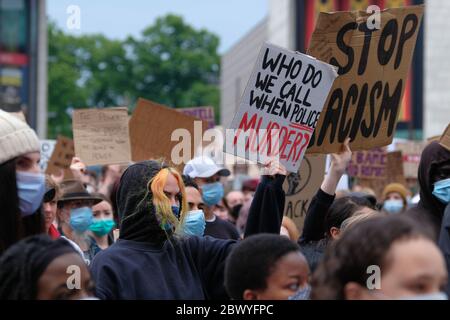 Southampton, Hampshire, Regno Unito. 3 Giugno 2020 . Folla di persone che indossano maschere e portano cartelli presso la guildhall a sostegno del movimento Black Lives Matter e George Floyd assassinato dalla polizia negli Stati Uniti. Southampton, Hampshire, UK Credit: Dawn Fletcher-Park/Alamy Live News Foto Stock