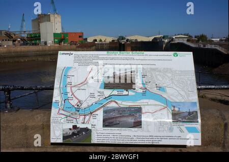 Cartello dell'agenzia ambientale che mostra i dettagli sullo schema di barriera del Boston Flood sul lungofiume di Witham Haven Foto Stock