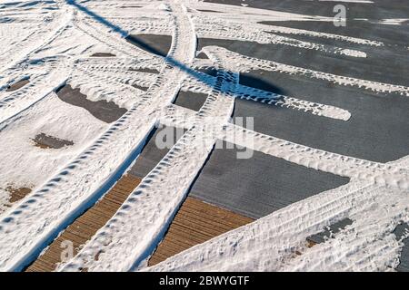 Piste per pneumatici innevate su cemento Foto Stock
