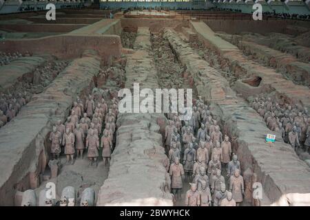 Xian, Cina - 1 maggio 2010: Museo e sala dell'Esercito di terracotta. Panoramica del sito di scavo con molte statue. Foto Stock